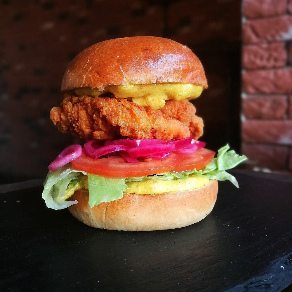 CRISPY CHICKEN-CURRY BURGER (SPICY)