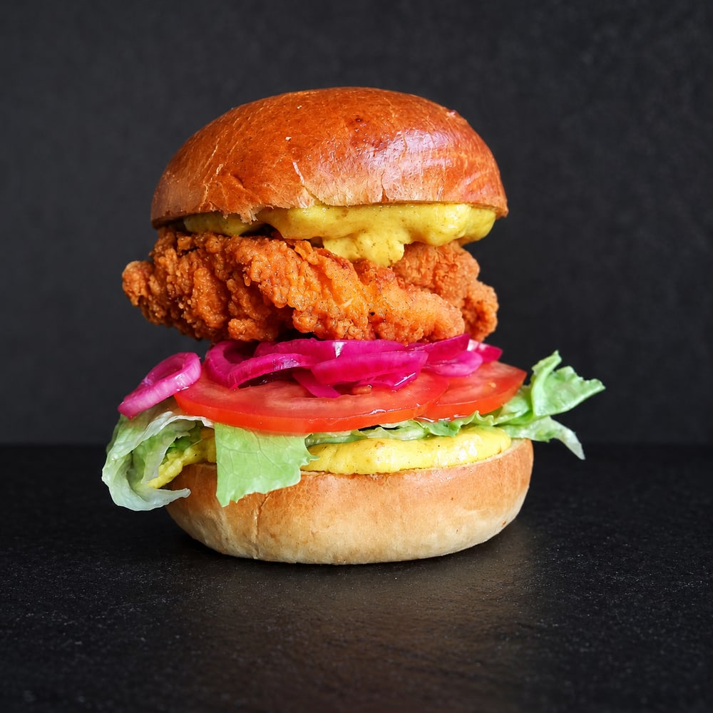KRAUKŠĶĪGĀS VISTAS-KARIJA BURGERS (PIKANTS)